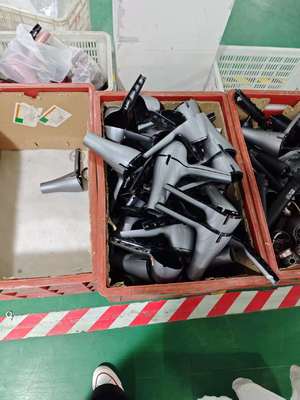 เครื่องม้วนผมเซรามิก ขนาดแกน 25 มม. รับประกัน 1 ปี และแรงดันไฟฟ้า 110-240V เพื่อลอนผมเรียบเนียน เงางาม